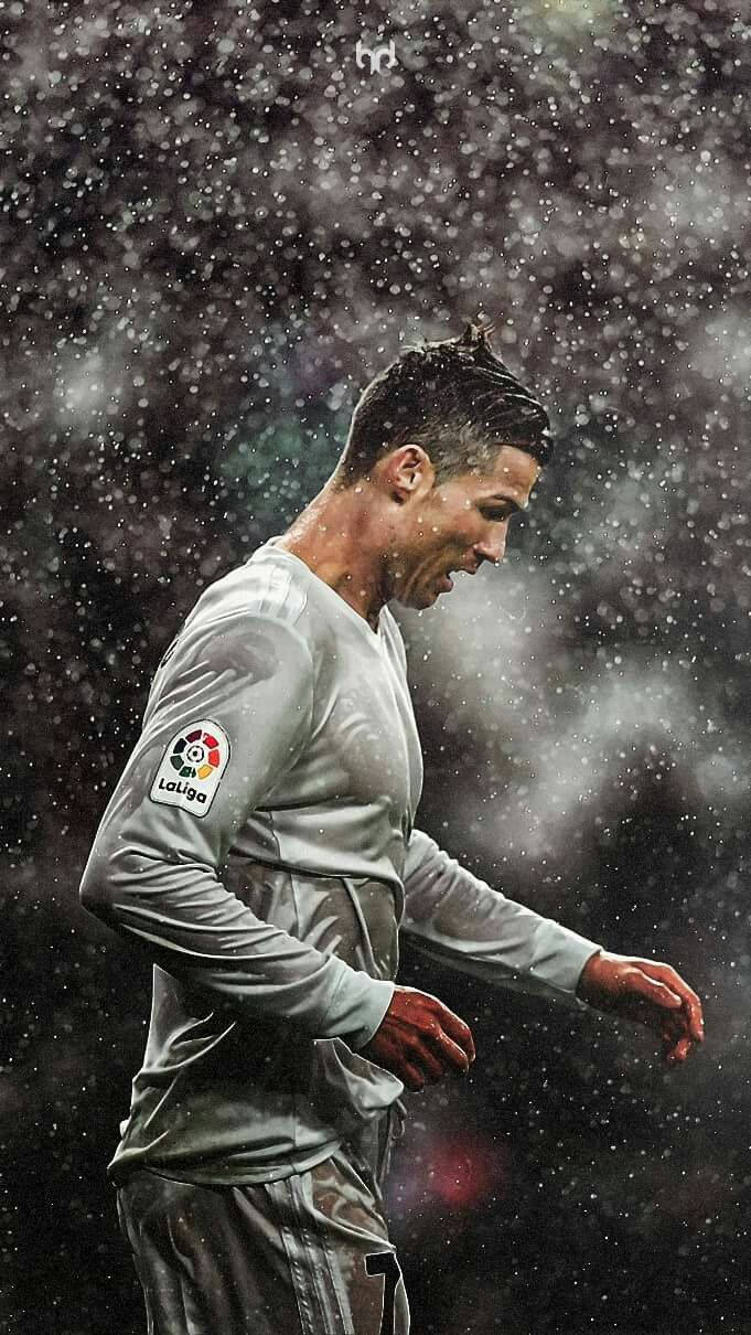 基斯坦奴·朗拿度喺足球比賽期間雨中行，着住灰色波衫。