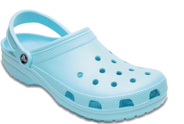 淺藍色 Croc 沙灘涼鞋 壁紙 — 一隻淺藍色木屐涼鞋，帶有通風孔和品牌標誌，展示在黑色背景上。