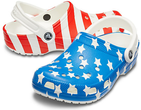 美國國旗風Crocs鞋款 壁紙 — 兩雙愛國Crocs木屐，一雙紅白條紋，一雙藍底白星，背景為純白色。