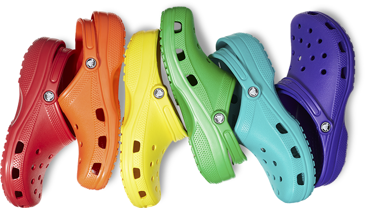 多彩Crocs鞋款集合 壁紙 — 一排色彩繽紛的木屐以彩虹色調斜向排列在純白背景上。