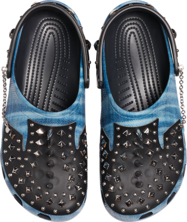 鑲釘藍色牛仔Crocs 壁紙 — 一對藍色牛仔布紋理的Crocs木屐，飾有銀色鉚釘和鏈條，背景為黑色。
