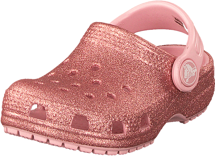 粉色閃粉Crocs鞋 壁紙 — 一隻玫瑰金色閃粉木屐鞋，配有粉紅色帶子和標誌，背景為純綠色。
