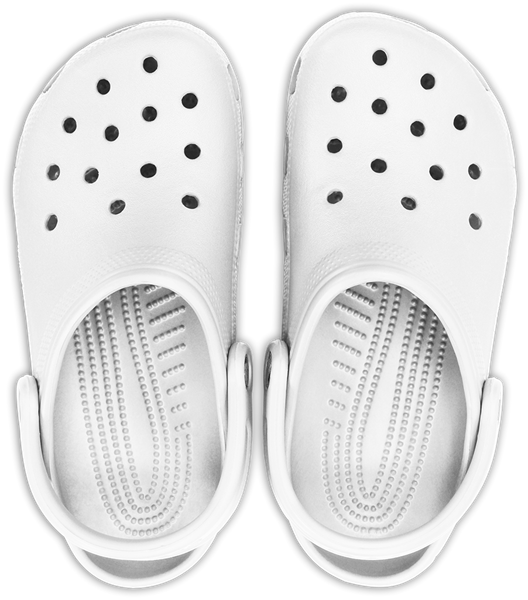 白色經典Crocs拖鞋 壁紙 — 從上方俯瞰兩個白色木屐，帶有黑色穿孔和紋理鞋底，背景為黑色。