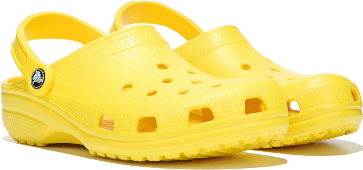 黃色Crocs經典涼鞋 壁紙 — 一對亮黃色木屐，帶有經典穿孔和標誌徽章，展示在潔白背景上。