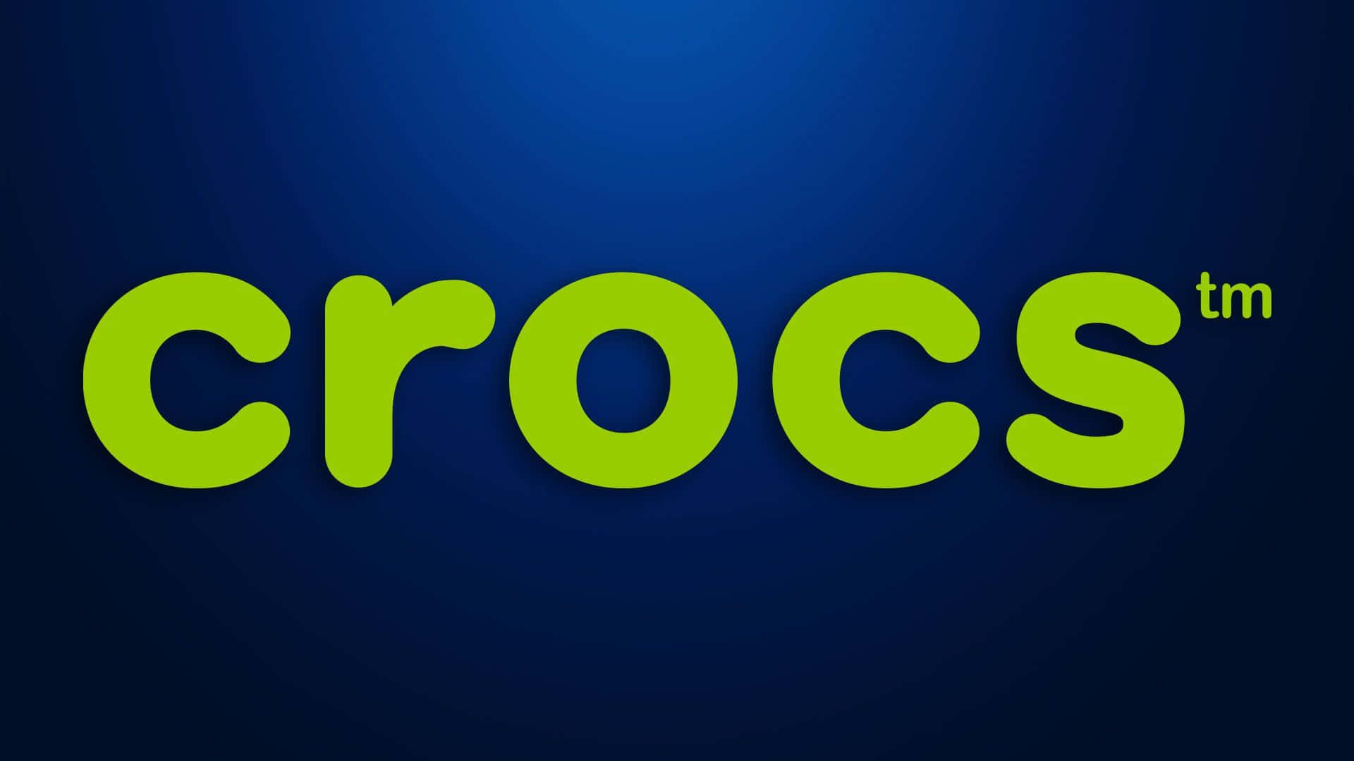 與Crocs一起步入夏日 壁紙 — 大膽的螢光綠色Crocs標誌置於深藍色漸變背景中央，帶柔和燈光效果。