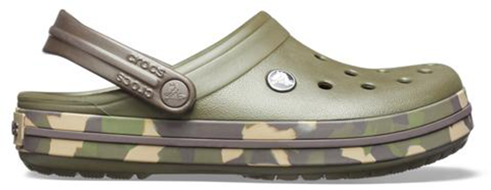 橄欖綠迷彩Crocs 壁紙 — 一隻橄欖綠色Crocs木屐，帶有迷彩圖案鞋底和可調節帶子，背景為白色。