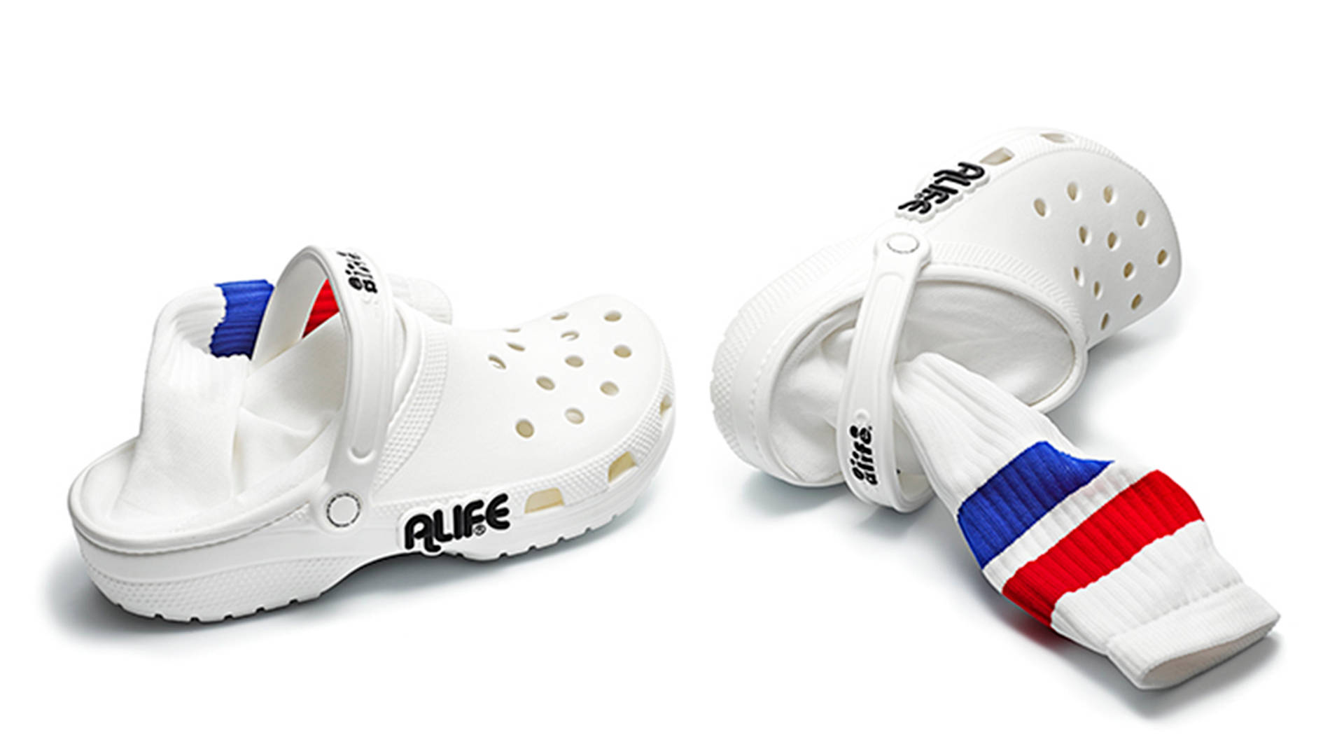 Crocs X Alife 聯名設計 壁紙 — 兩隻白色Crocs，上面搭著紅藍條紋襪子，背景是潔淨的白色。