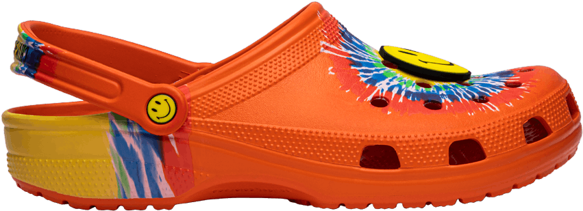 橙色Crocs配Jibbitz飾品 壁紙 — 鮮豔橙色Crocs木屐，帶有紮染彩虹圖案和笑臉點綴，背景簡潔。