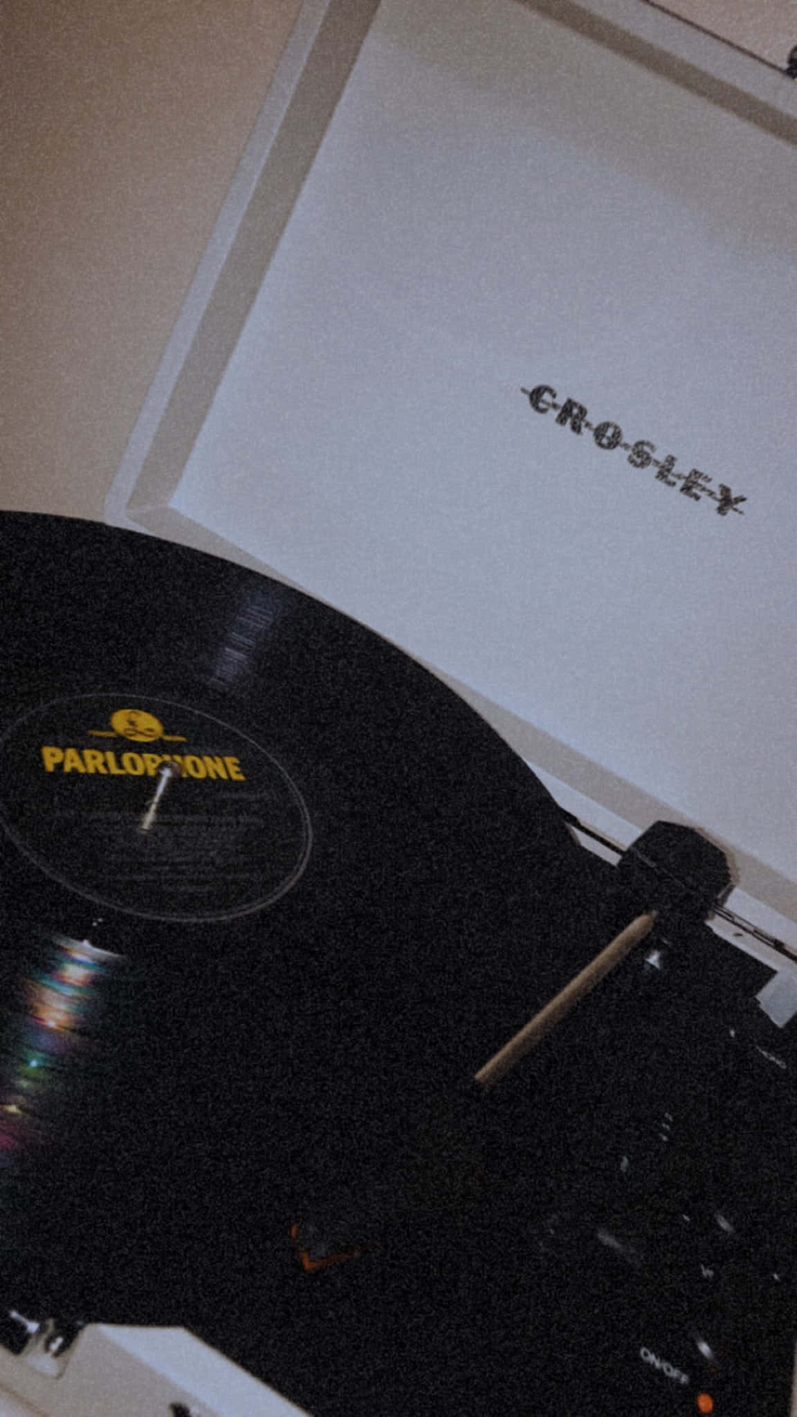 美學音樂 桌布 壁紙 — Crosley 唱盤的特寫，Parlophone 黑膠唱片在溫暖的環境燈光下旋轉。