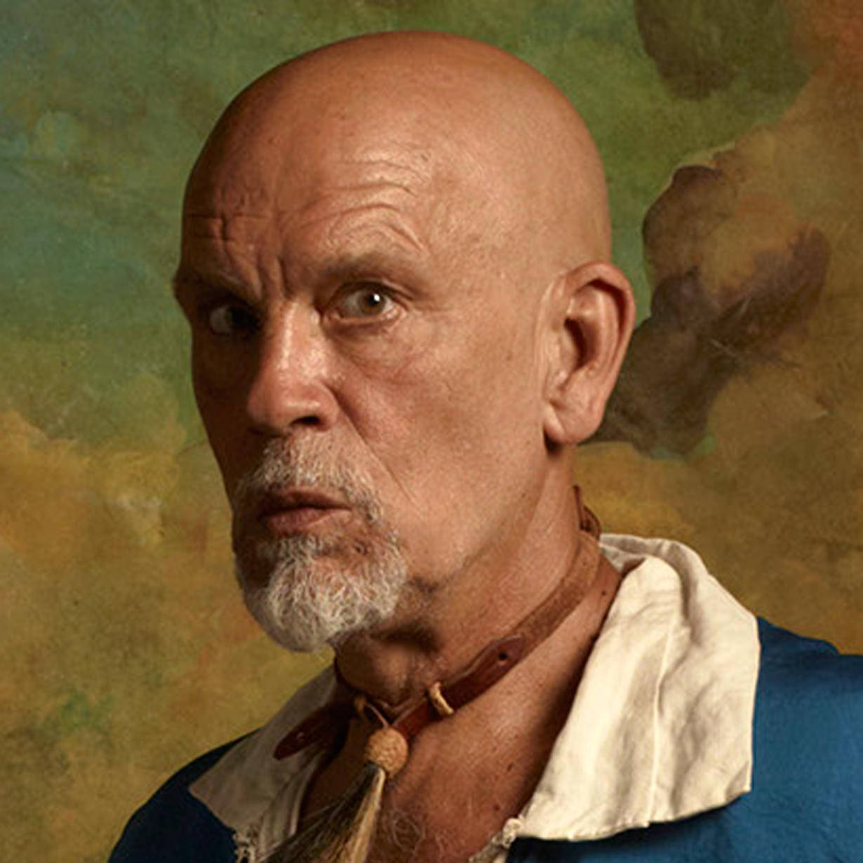 約翰·馬爾科維奇主演電視劇《Crossbones》中的黑鬍子 壁紙 — 一位禿頭的白鬍子老人，穿著藍色長袍和皮革領，在紋理豐富的繪畫背景前專注地向前凝視。