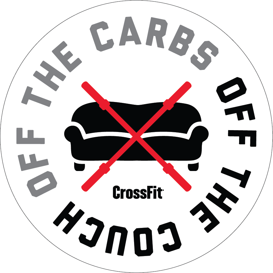 CrossFit Couch Off The Carbs 標誌 壁紙 — 圓形標誌，黑色梳化上有交叉的紅色槓鈴，周圍環繞著「OFF THE CARBS OFF THE COUCH」和「CrossFit」文字。