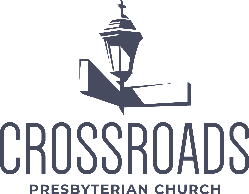 Crossroads 聖公會教堂標誌 壁紙 — 一個極簡灰色教堂尖頂標誌，十字架位於指向右方的箭頭上，背景為黑色。