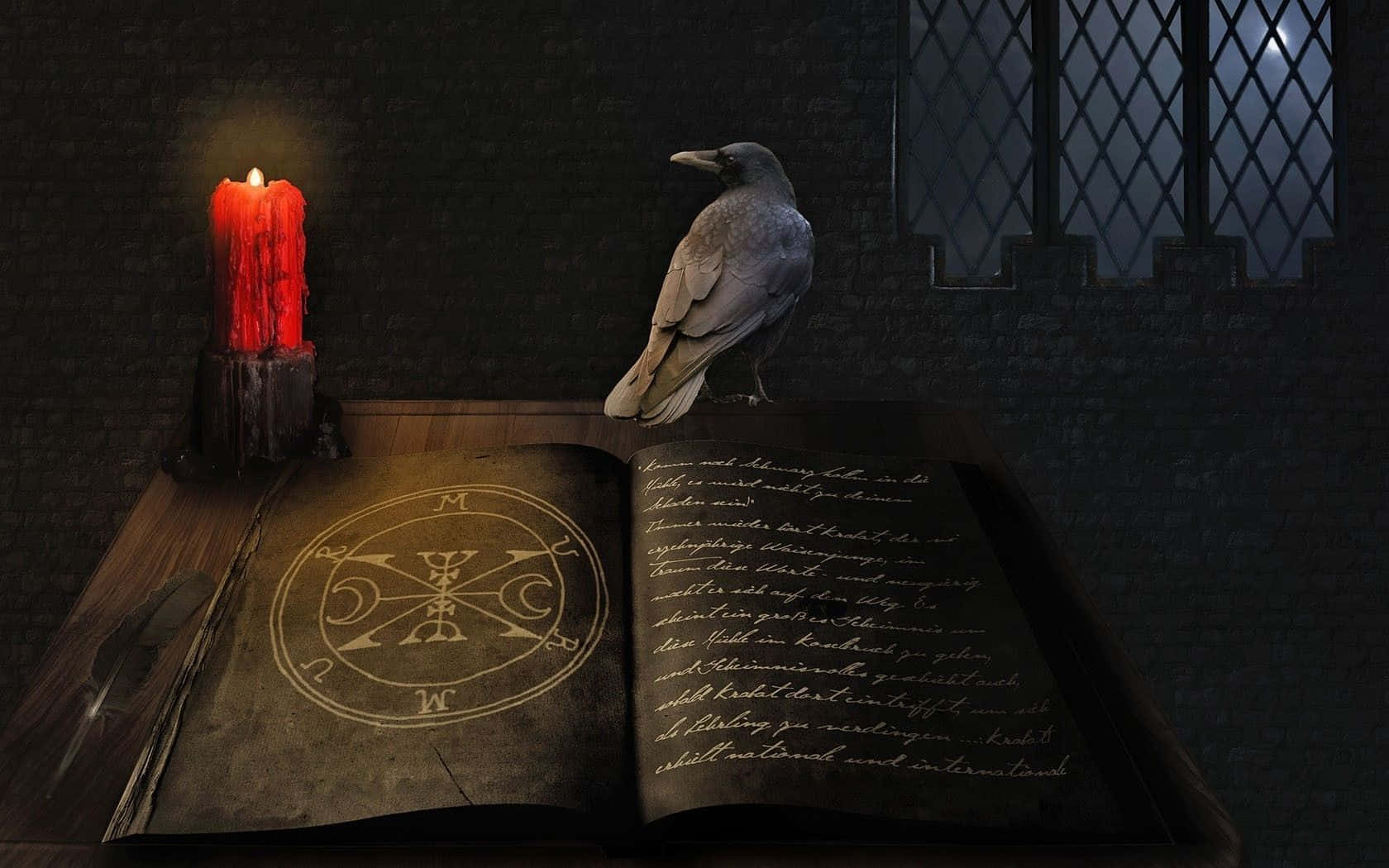  壁紙 — 一隻烏鴉棲息在一本打開的古老魔法書上，旁邊有一根閃爍的紅色蠟燭，在昏暗的石室中。