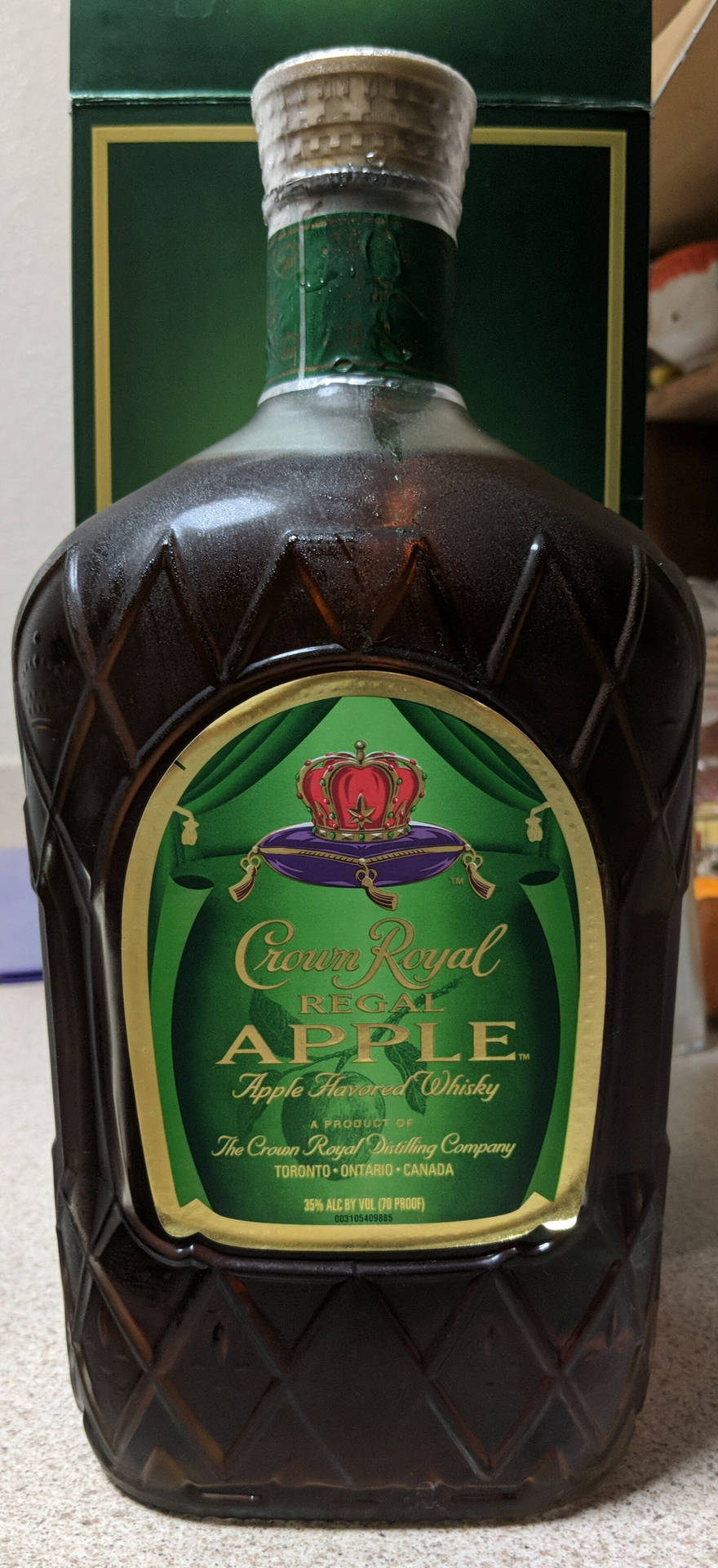 一瓶帶有綠色標籤和皇冠標誌的 Crown Royal Regal Apple 威士忌。