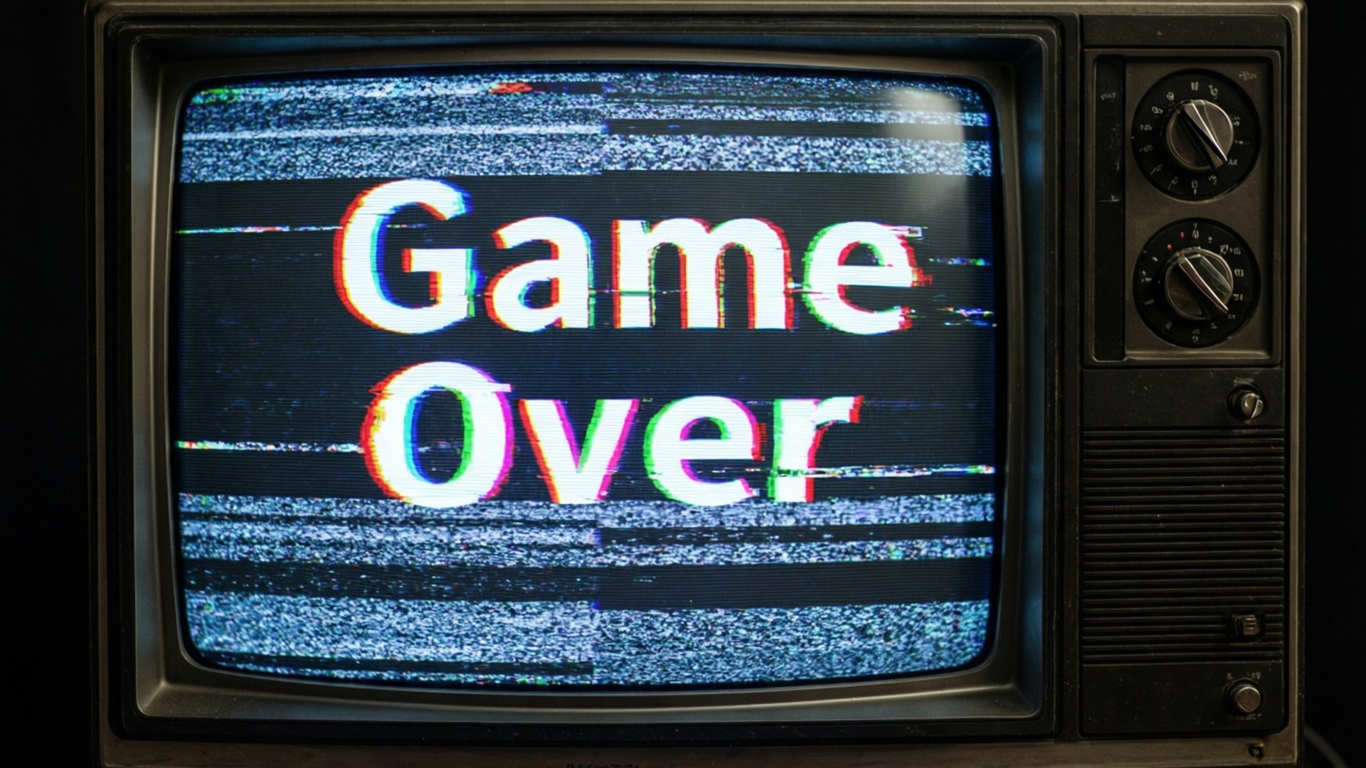 復古電視屏幕顯示「Game Over」，帶有彩色故障效果和靜態。