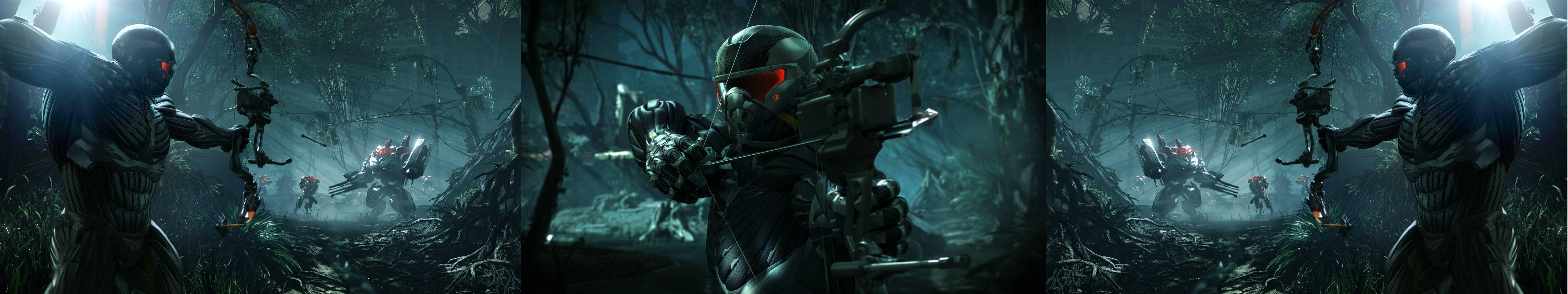 Crysis 3遊戲沉浸式戰鬥場景三聯屏 壁紙 — 三個身穿裝甲、眼睛發出紅光、手持弓箭的人物，站在陰暗迷霧的森林中，詭異的綠色燈光下。