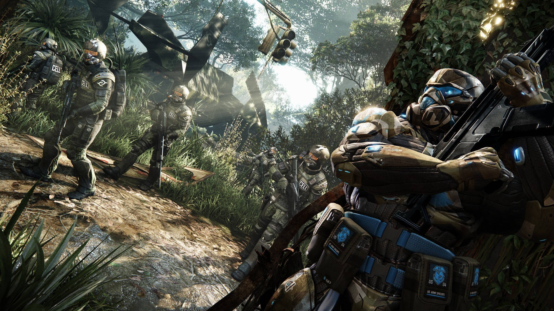 Crysis 3 代號藍 壁紙 — 身穿未來裝甲的士兵穿過茂密的叢林，叢林中有損壞的交通燈和斑駁的陽光。