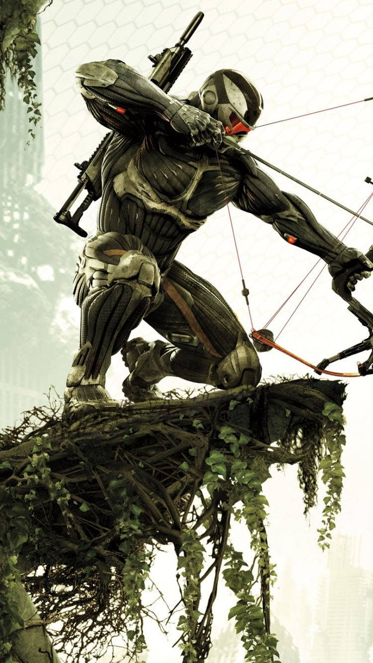 Crysis 3 先知拉弓 壁紙 — 一個肌肉發達的裝甲弓箭手蹲在藤蔓覆蓋的廢墟上，肩上掛著步槍，瞄準弓，背景是朦朧的城市。