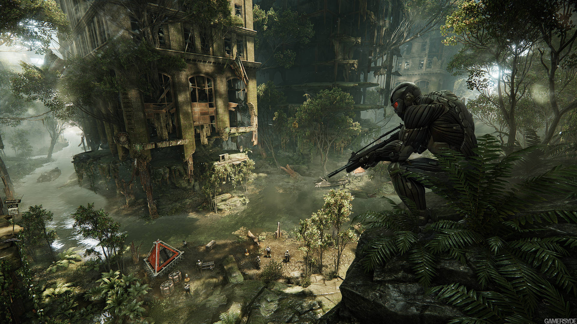 Crysis 3 士兵基地 壁紙 — 一名身穿戰術裝備的士兵蹲在長滿青苔的懸崖上，俯瞰著被叢林藤蔓和迷霧吞沒的廢墟城市。