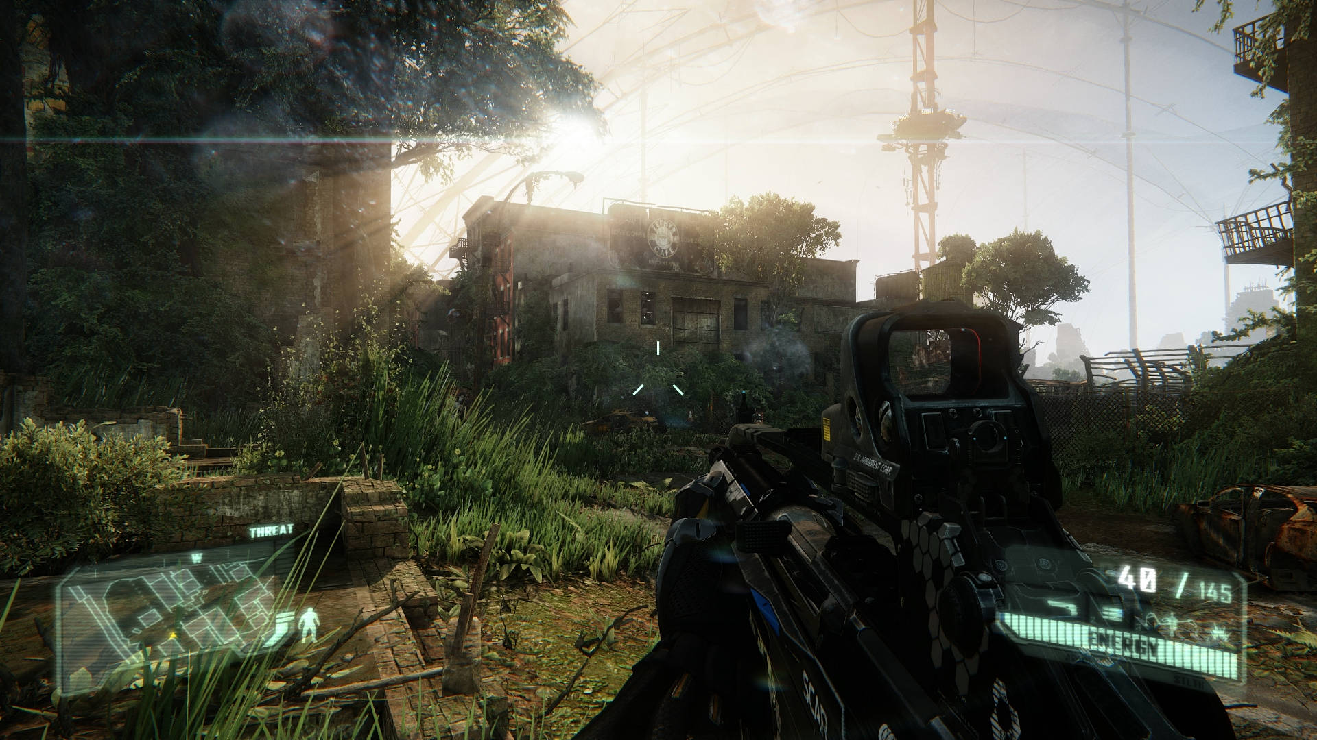 Crysis 3 槍械第一人稱視角 壁紙 — 透過步槍瞄準鏡的第一人稱射擊視角，在雜草叢生的城市廢墟中，陽光穿透樹葉。