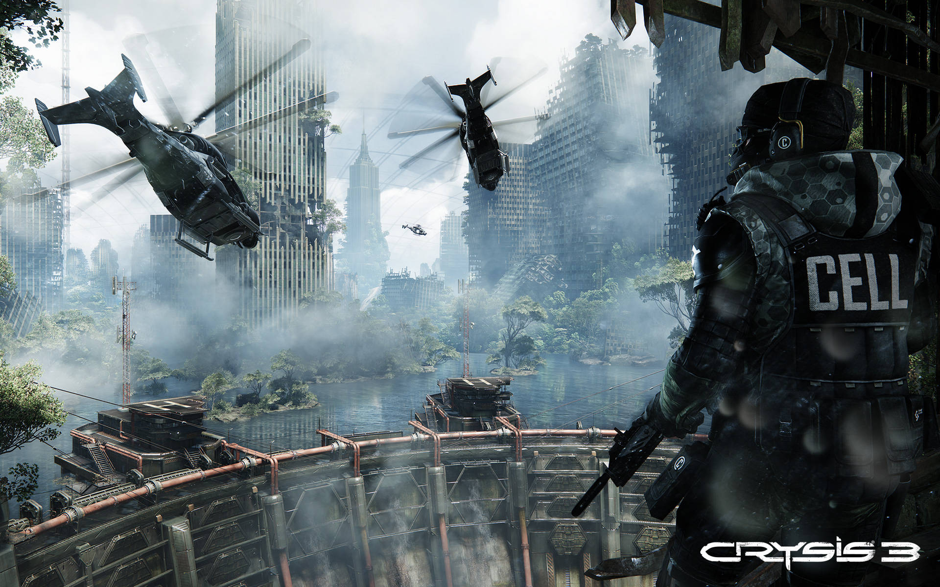 Crysis 3 觀察直升機 壁紙 — 一名身穿戰術裝備的士兵俯瞰著霧氣瀰漫的廢墟城市景觀，直升機在長滿植物的摩天大樓和水面上飛行。