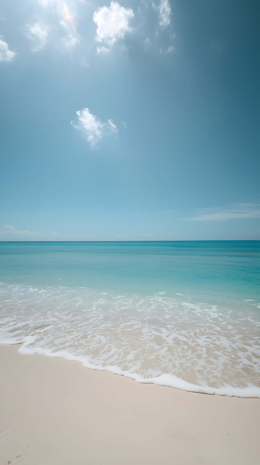 平靜的碧綠海浪輕輕拍打著柔軟的白沙，天空湛藍，雲朵散落