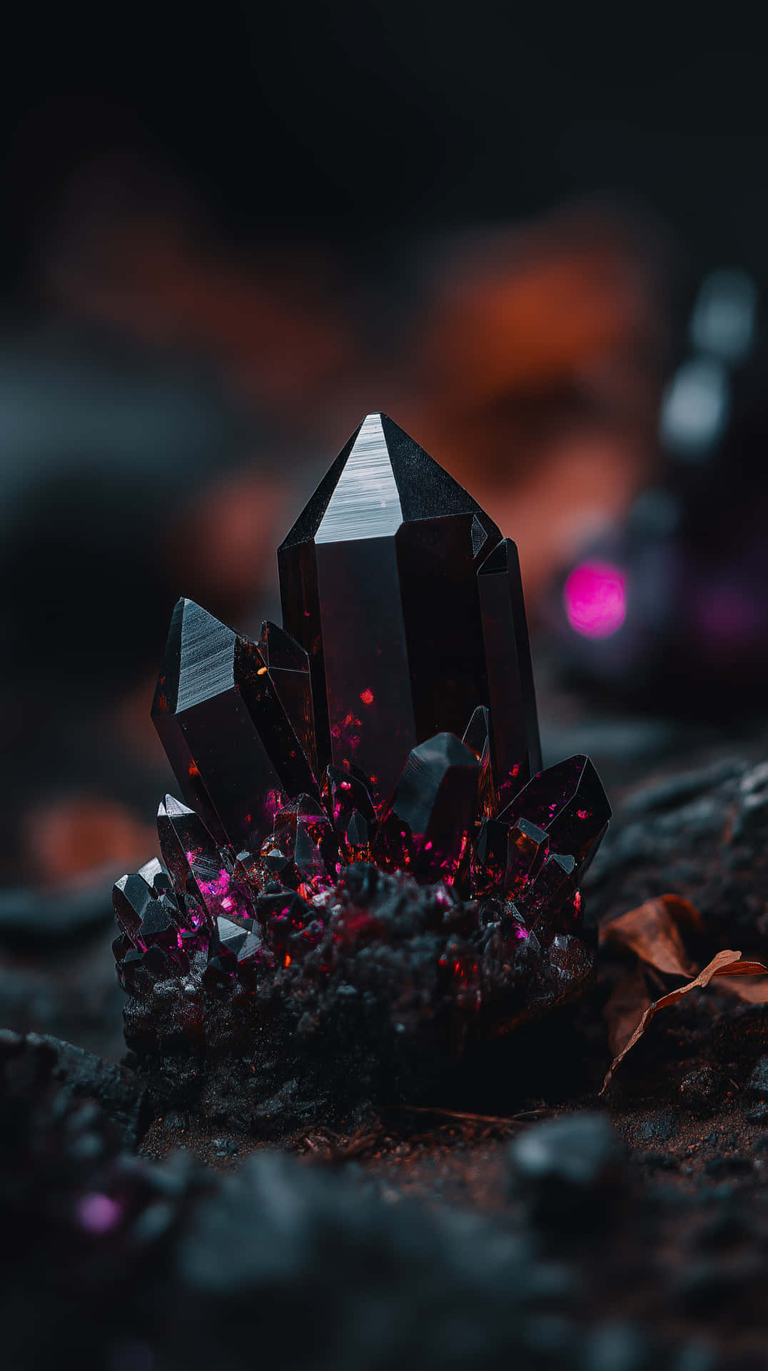 Crystalline Purple Texture 壁紙 — 一簇引人注目的深色煙晶體在模糊的火熱背景下散發出內部的粉紅色閃光。