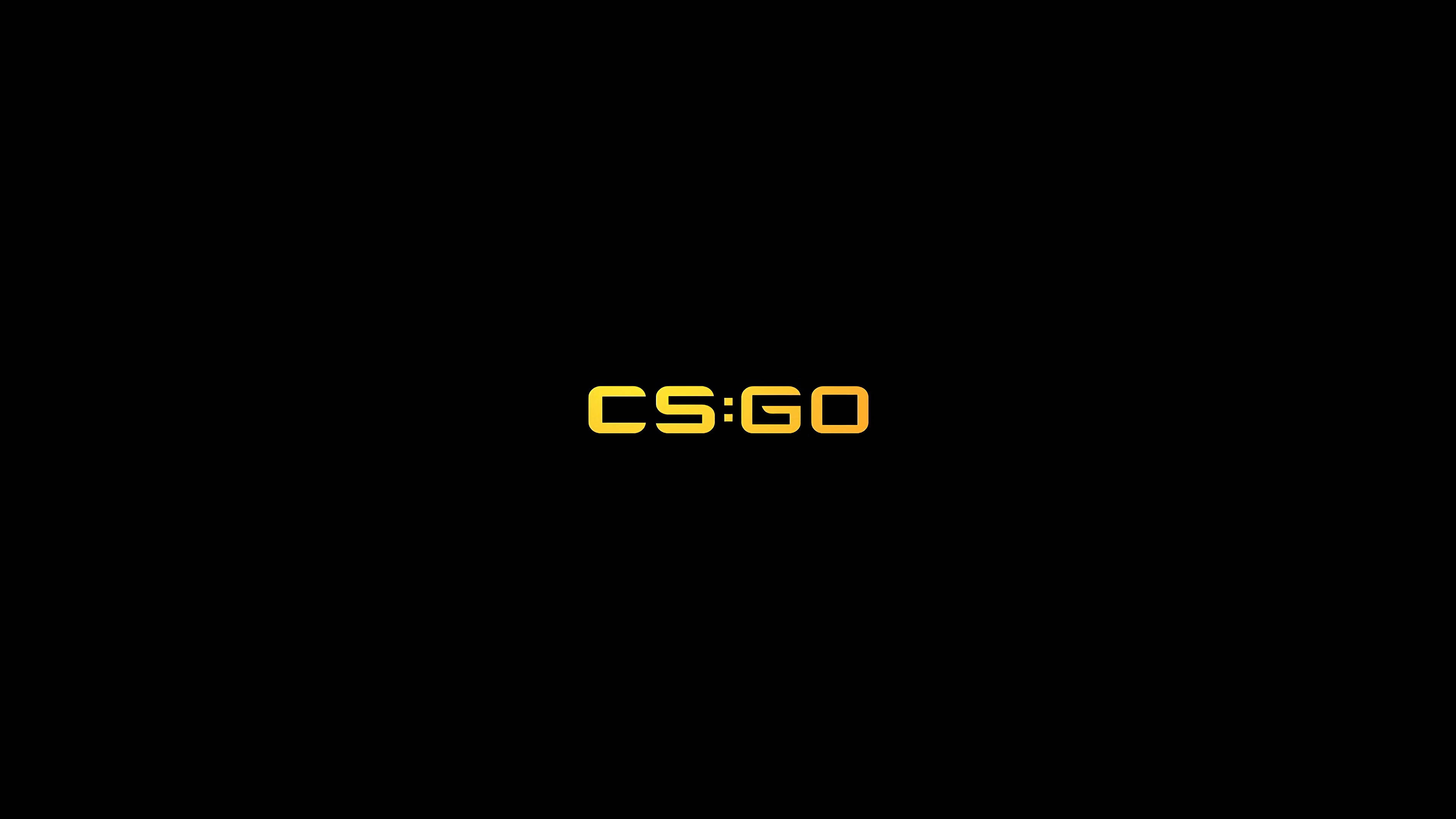 CS:GO 黃色標誌 壁紙 — 大膽的黃色CS:GO標誌居中於純黑色背景上，邊緣銳利清晰。