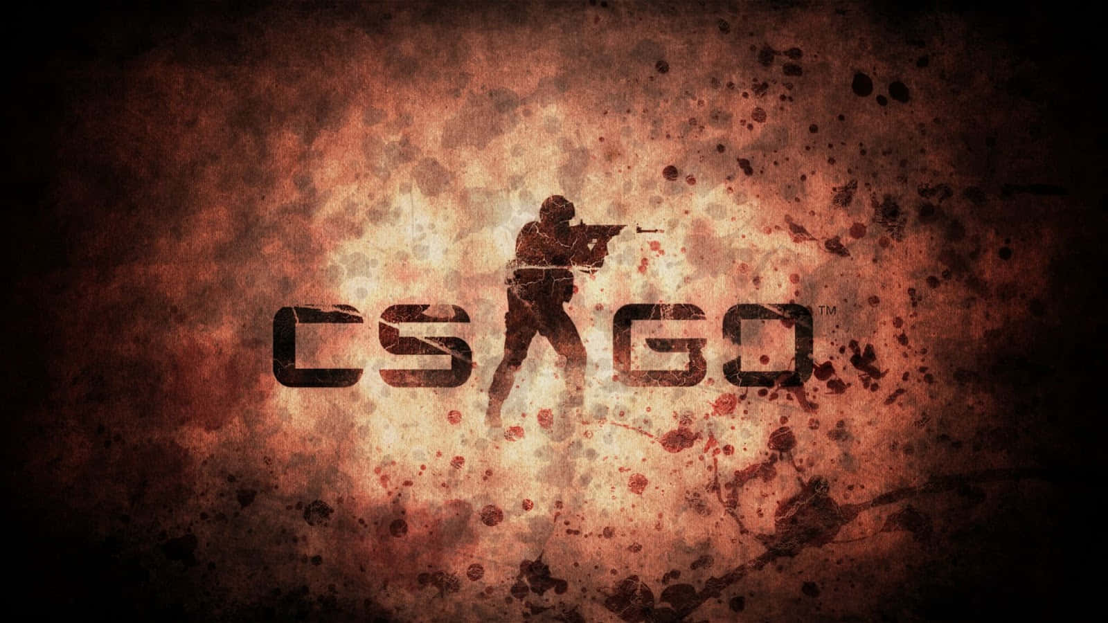 CS:GO《反恐精英：全球 Offensive》狙擊手裝備背景 壁紙 — 一個粗糙的CS GO士兵剪影，在濺滿橙色和黑色紋理背景上瞄準步槍。
