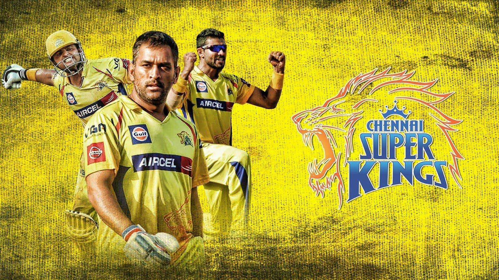 CSK傳奇球員海報 壁紙 — 三名身穿黃色球衣的 Chennai Super Kings 板球運動員在帶有球隊標誌的紋理黃色背景前動態擺姿勢。