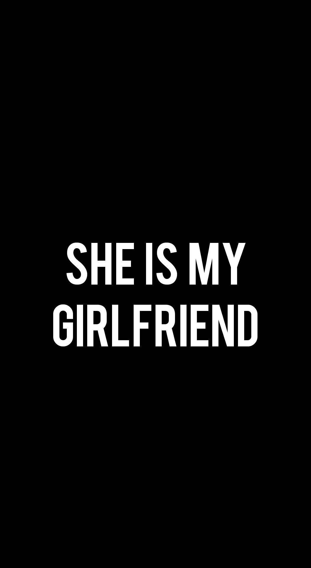 黑色背景上以粗體白色文字寫著「SHE IS MY GIRLFRIEND」。