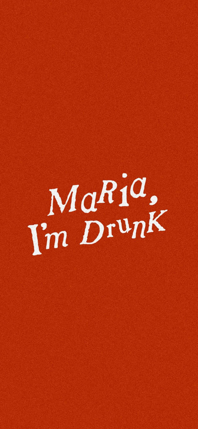  壁紙 — 粗體白色文字在紋理深紅色背景上顯示「Maria I'm Drunk」。