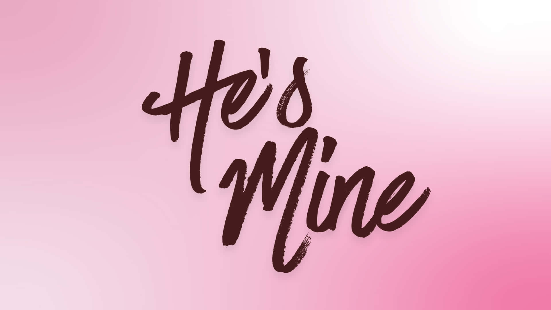  壁紙 — 粗體筆觸文字「He's Mine」在柔和的粉紅色漸變背景上。