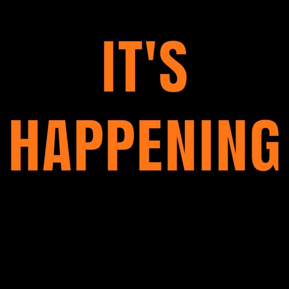  壁紙 — 粗體橙色文字「IT'S HAPPENING」顯示在純黑色背景上。