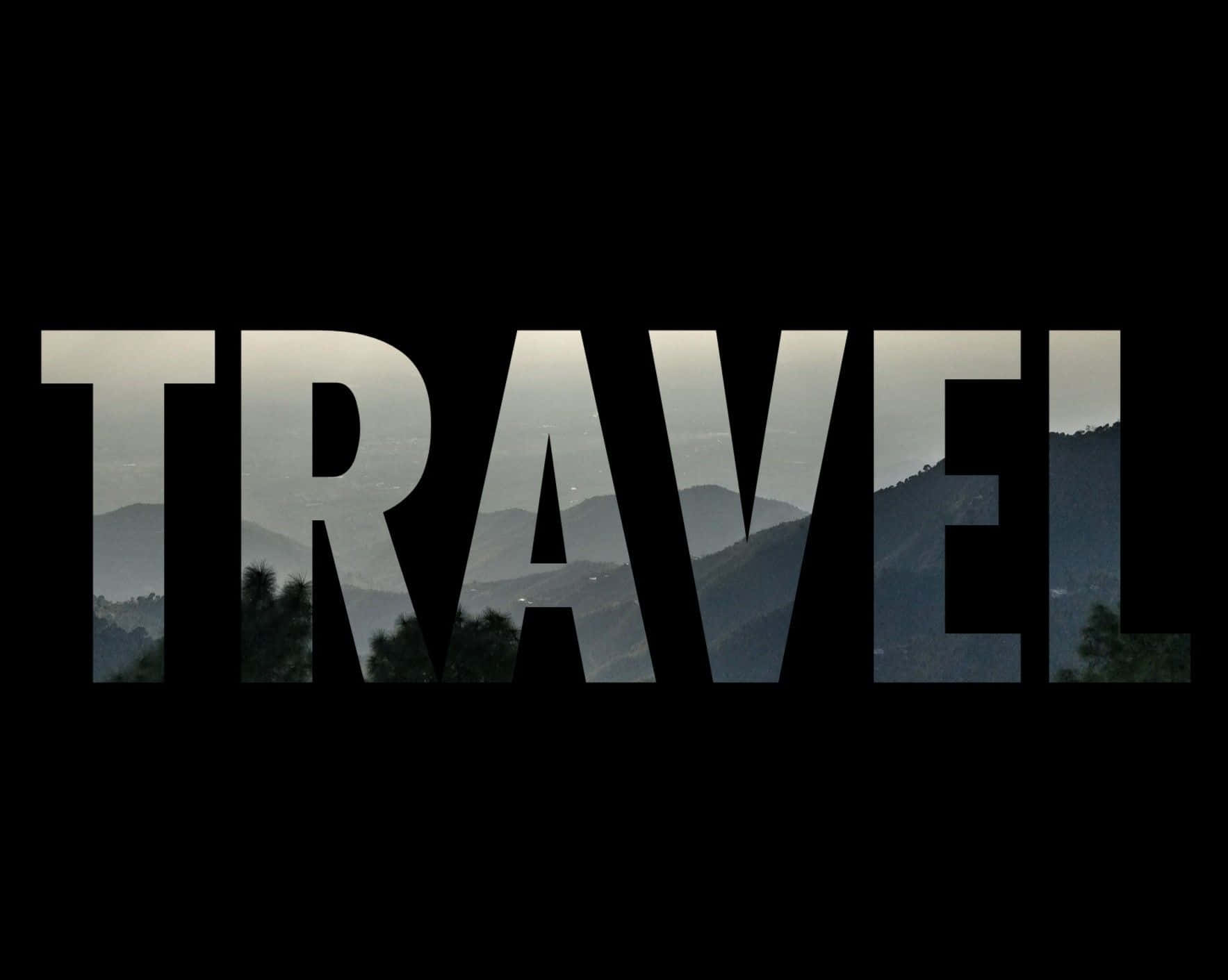  壁紙 — 粗體字「TRAVEL」圍繞著黑色背景上的霧氣山景。