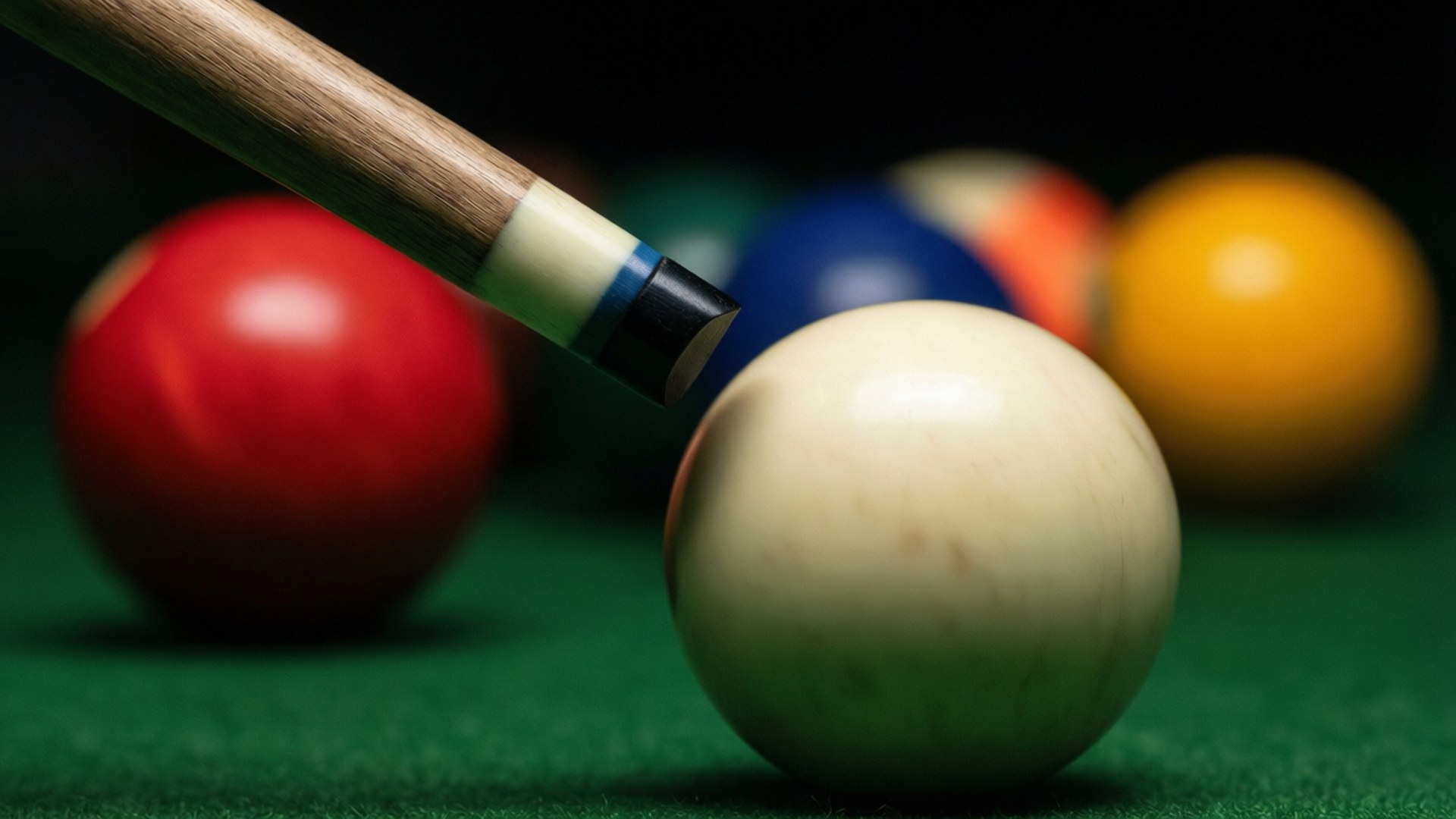 一個桌球cue tip觸碰白色cue ball在綠色絨面桌上，背景有色彩繽紛的波。