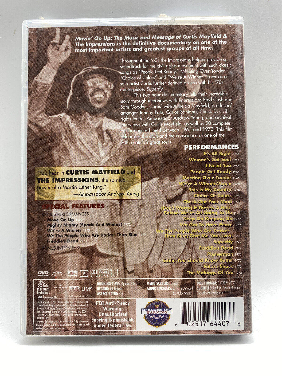 Curtis Mayfield 和 The Impressions 演唱會 CD 專輯 壁紙 — 一張棕褐色調的DVD封面，Curtis Mayfield熱情地唱歌，雙手高舉，背景是詳細介紹他的音樂和民權遺產的文字。