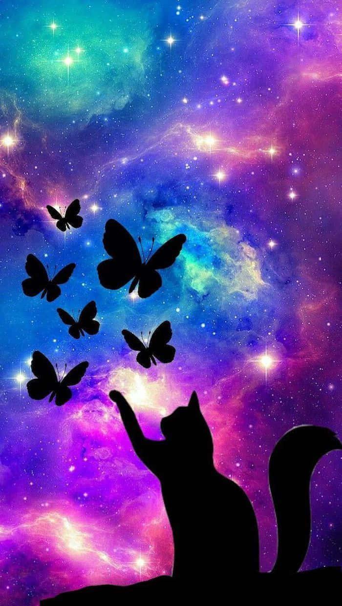貓咪剪影在多彩星空下伸手抓蝴蝶。