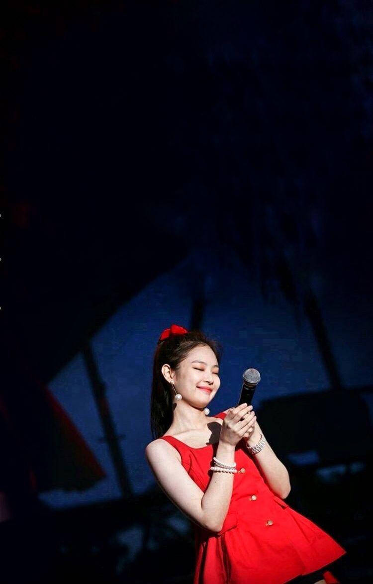 穿紅裙微笑的可愛金珍妮