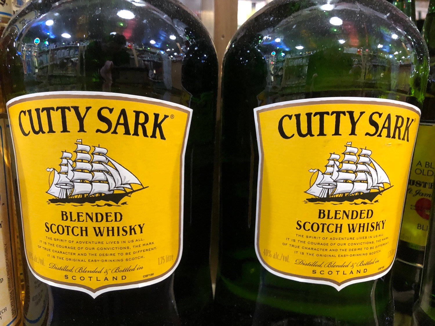 兩瓶 Cutty Sark 威士忌，帶有黃色標籤和帆船標誌。