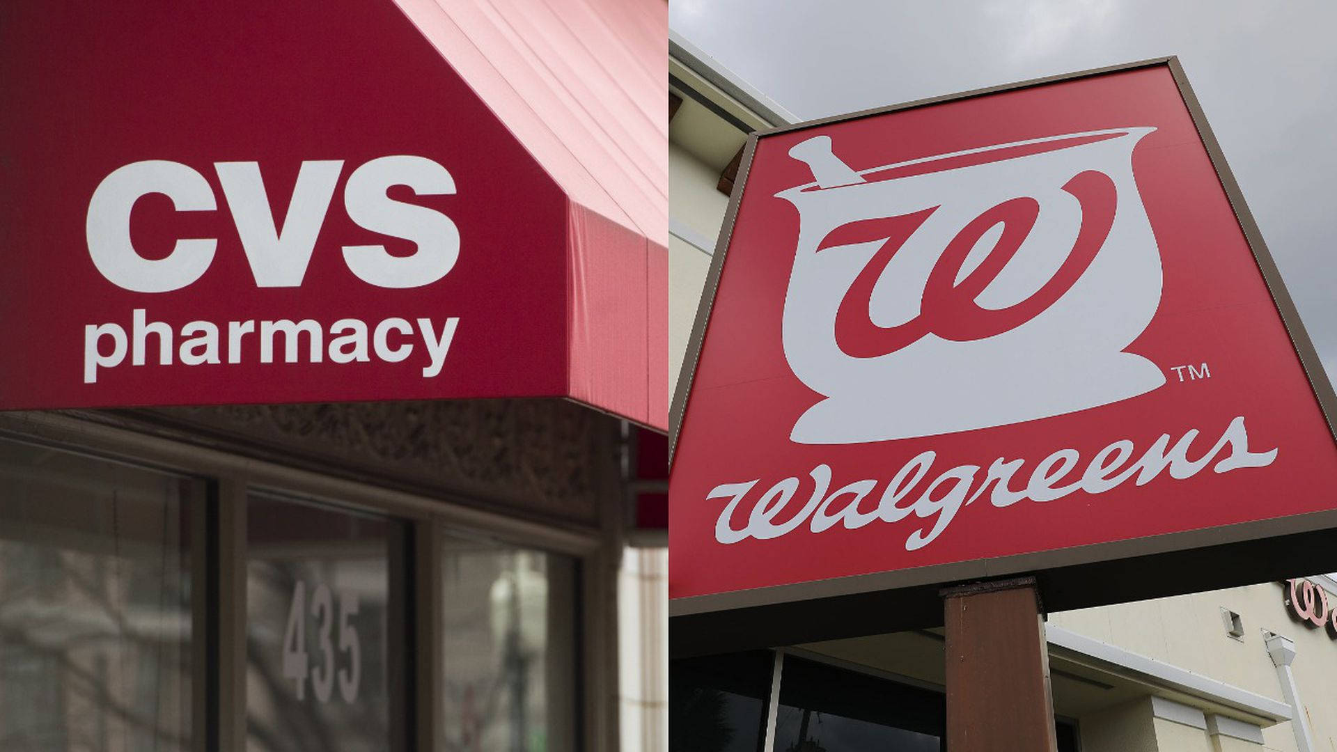 CVS與Walgreens藥房招牌 壁紙 — 陰天下CVS藥房和Walgreens商店招牌的分割視圖，帶紅色遮篷和白色標誌。