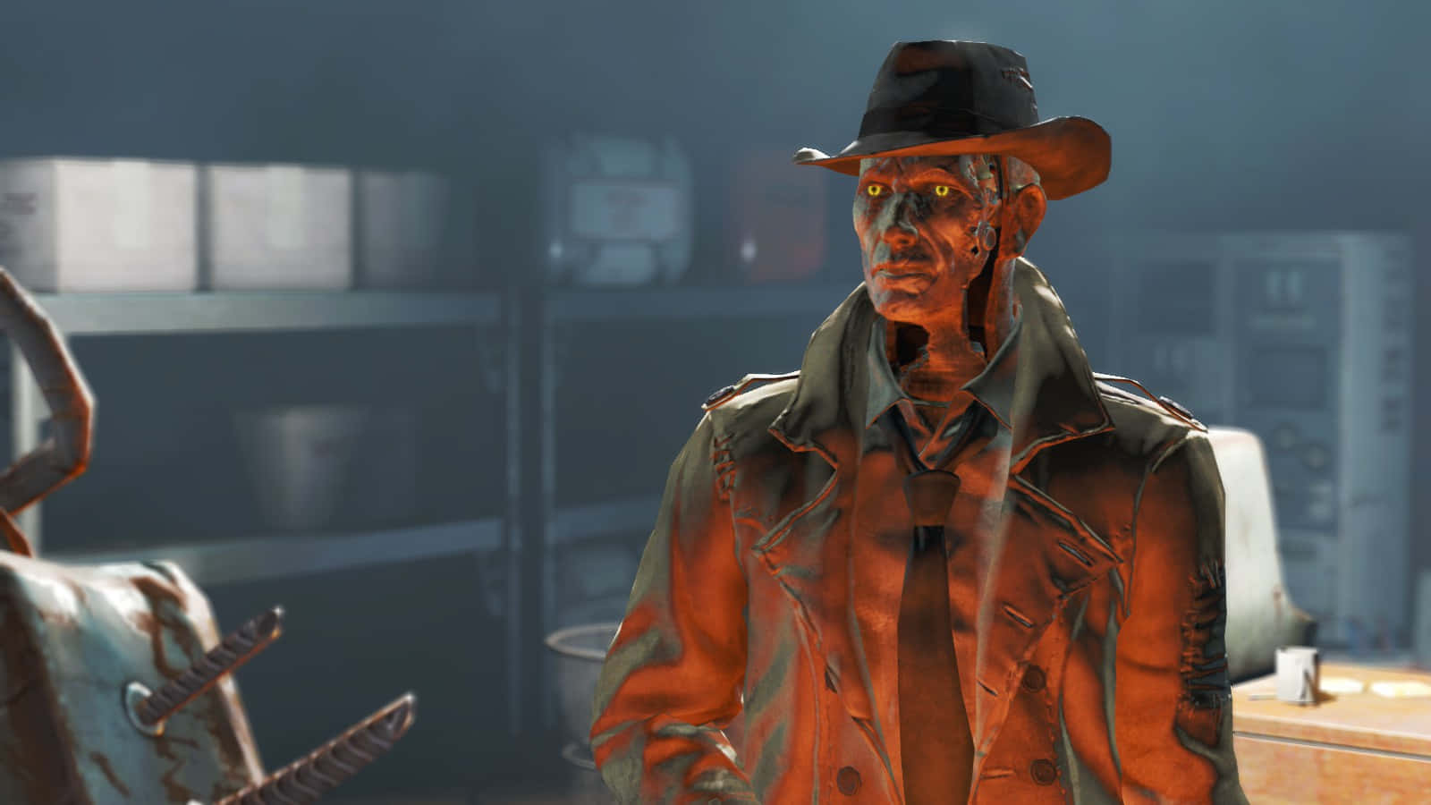 Nick Valentine 桌布 壁紙 — 一個擁有發光黃色眼睛、戴著軟呢帽的生化人，站在一個昏暗的工業實驗室中，沐浴在橙色燈光下。