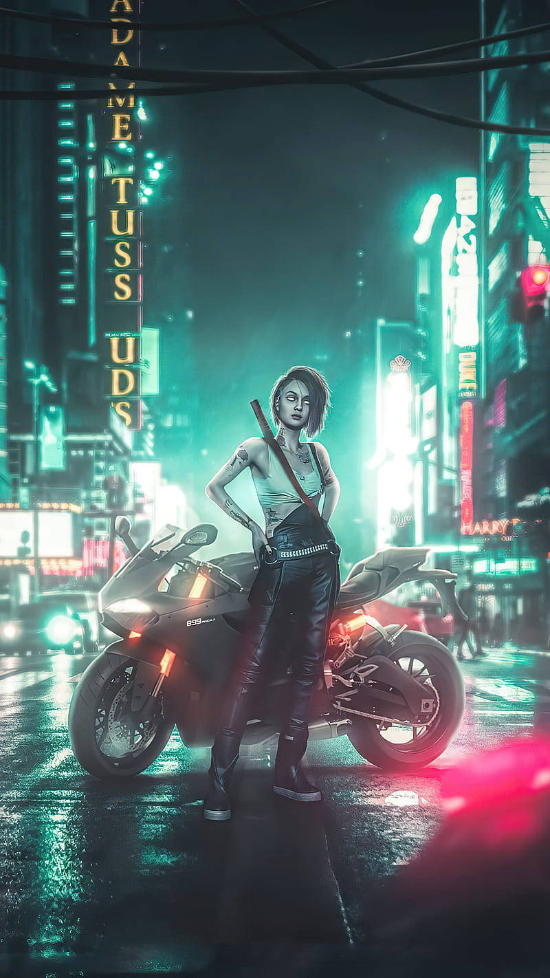 一位身穿皮衣的女性站在摩托車旁，身處雨夜城市中閃爍的霓虹招牌下。