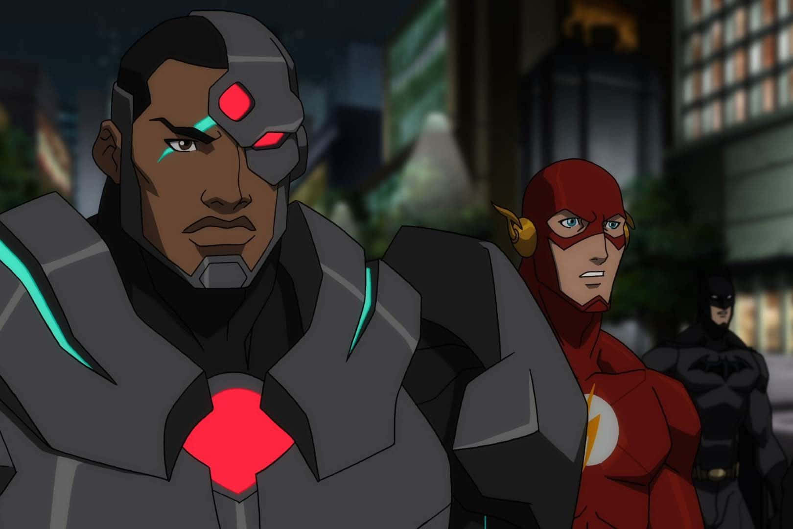 Justice League War 桌布 壁紙 — Cyborg 站在前景，Flash 和 Batman 在他身後，背景是夜晚黑暗的城市景觀。