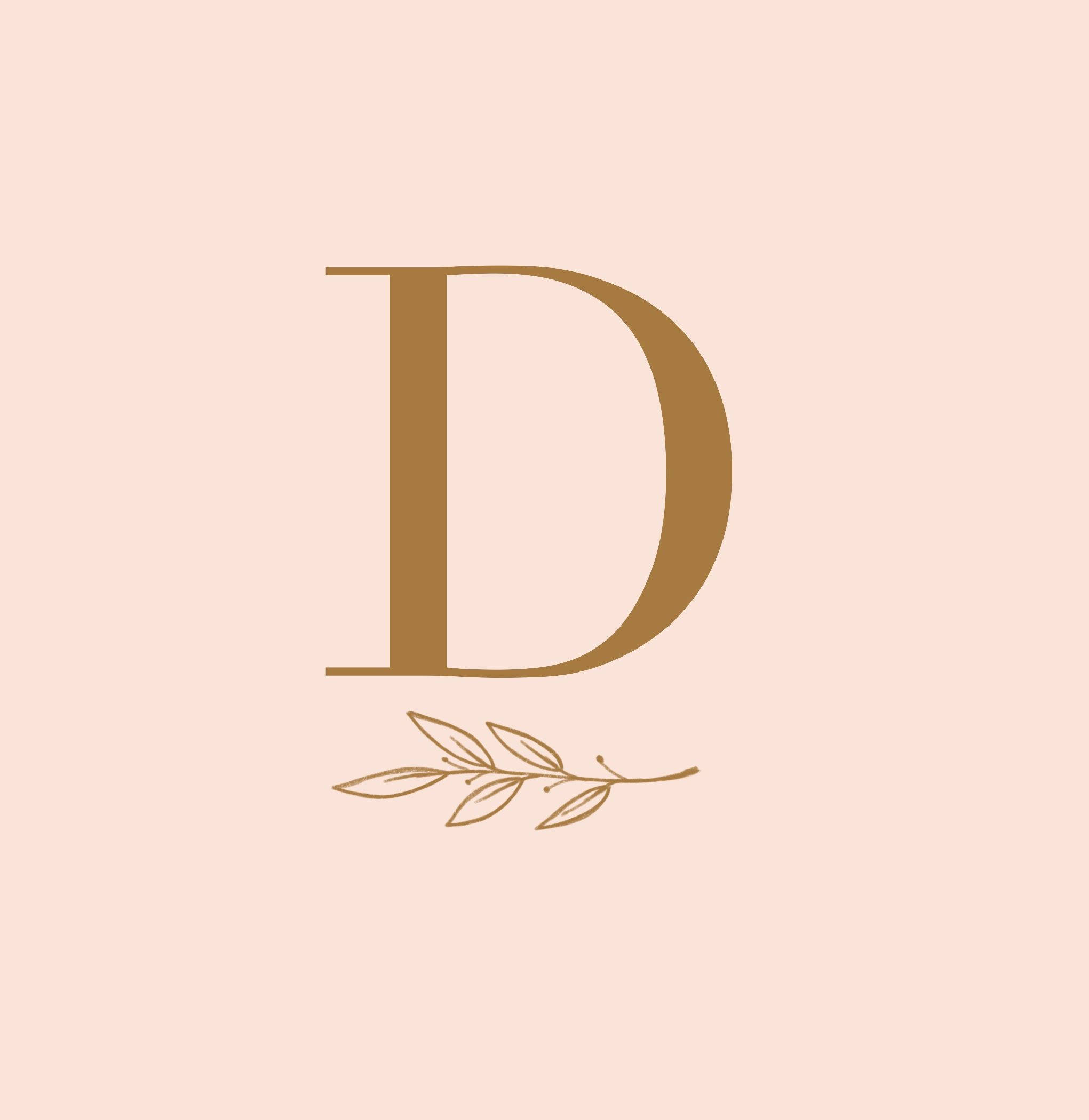 金色字母D 壁紙 — 一個簡約的金色字母 D，下方有月桂花環，背景為柔和蜜桃色。