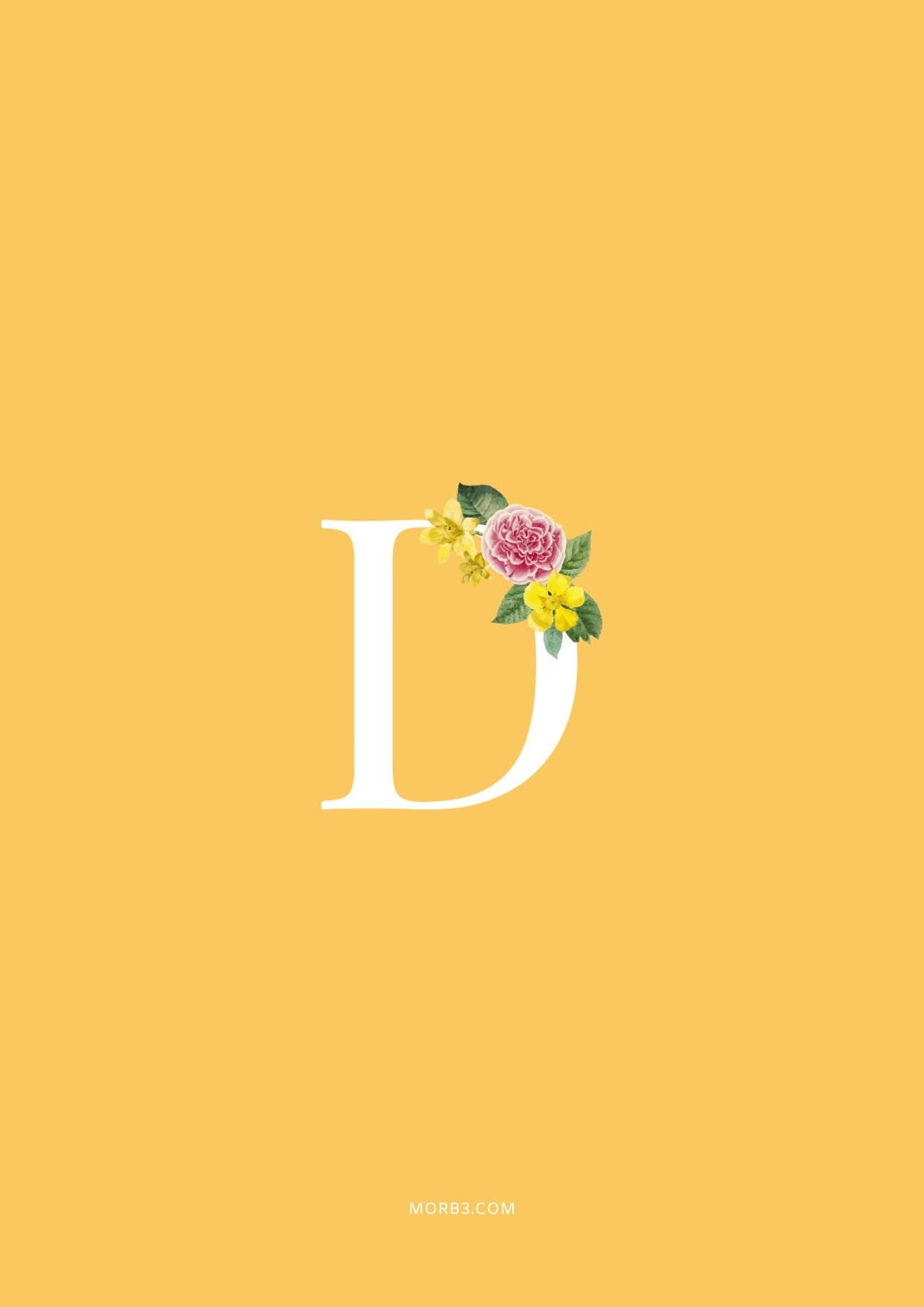 純黃色背景字母D 壁紙 — 一個大型白色字母D，在純芥末黃色背景上飾有粉紅色和黃色花朵。