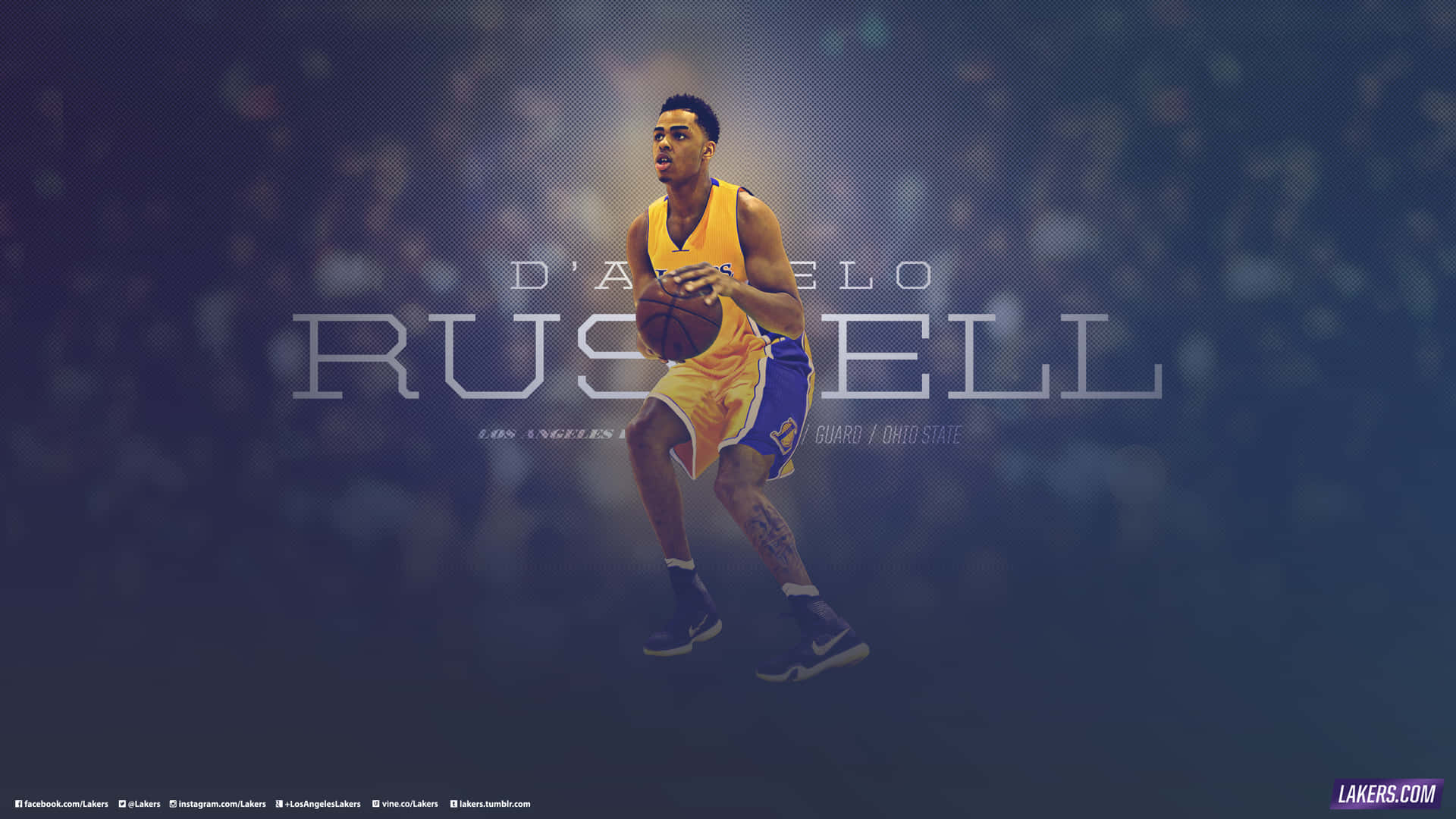 D'Angelo Russell 身穿湖人隊服，背後有發光文字運球。