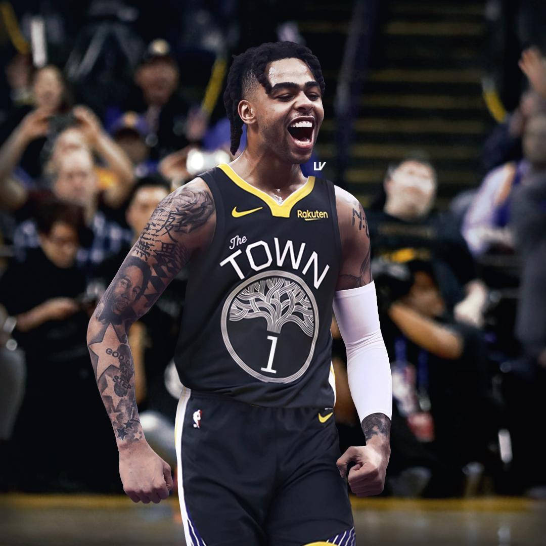 D'Angelo Russell The Town 球衣 壁紙 — 一名身穿黑色「The Town」球衣的籃球運動員在擠滿觀眾的場館內高舉雙臂、張開嘴巴慶祝。
