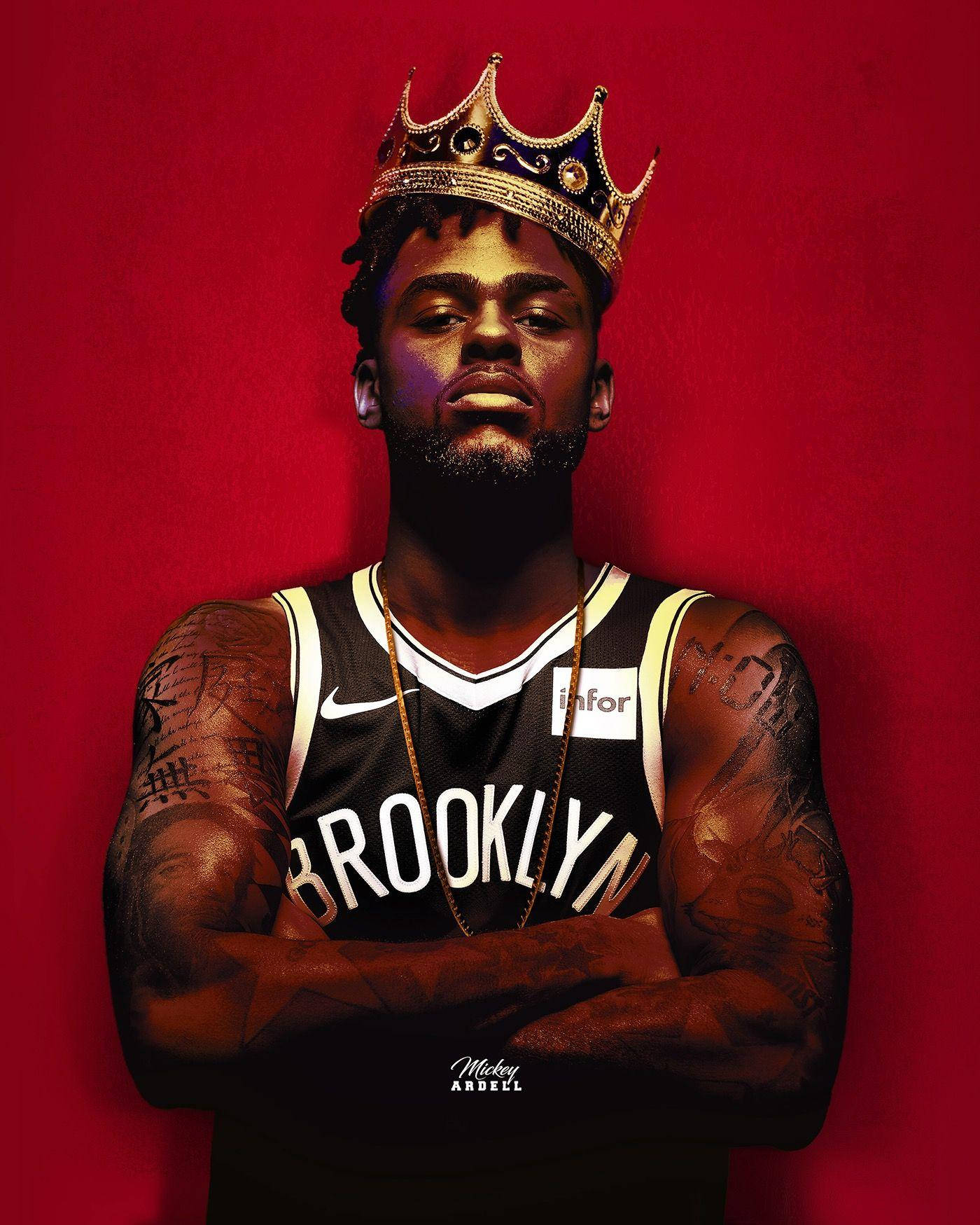 D'Angelo Russell 王冠造型 壁紙 — 一名身穿布魯克林球衣、頭戴金色皇冠的籃球運動員，在鮮紅色背景前自信地交叉雙臂站立。