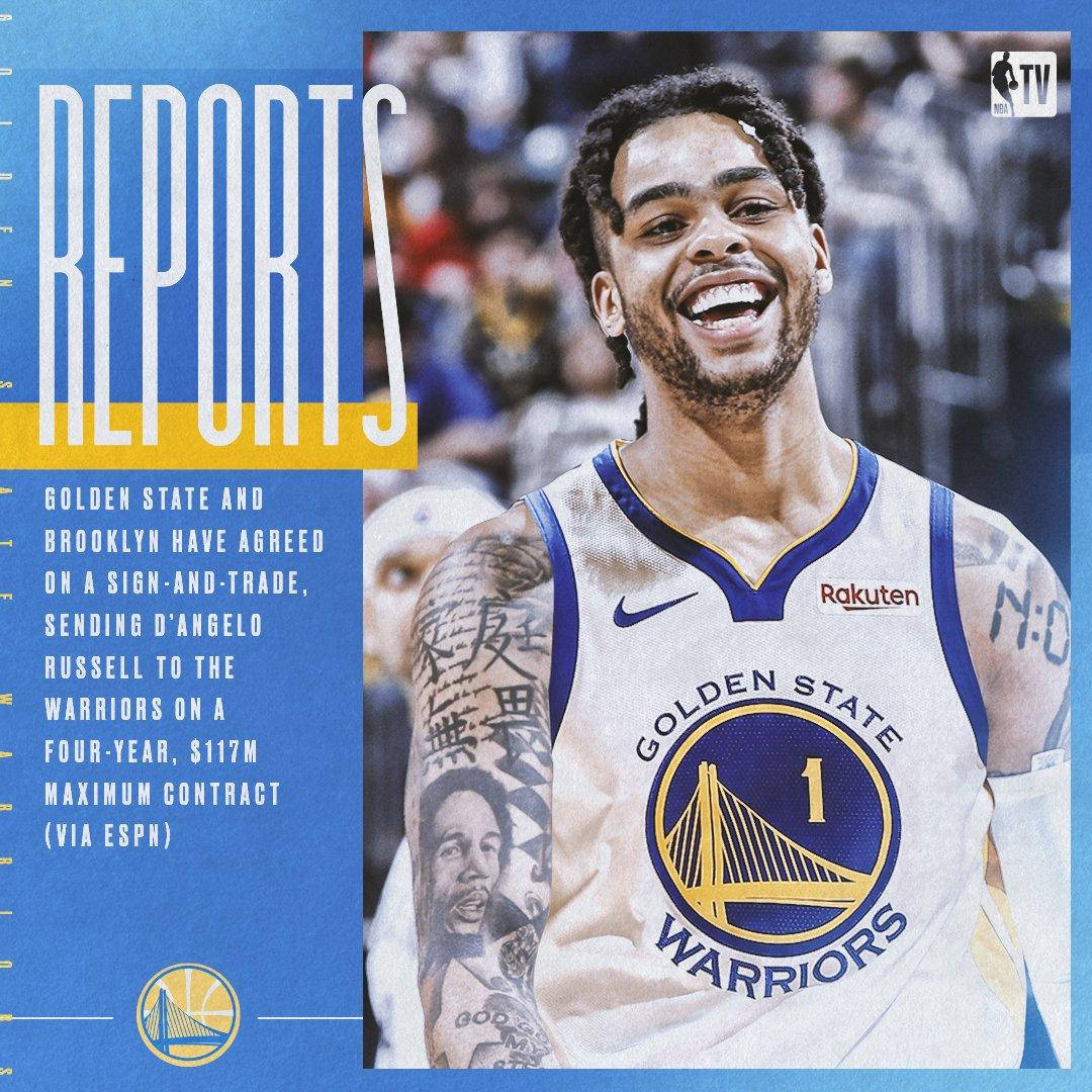 D'Angelo Russell 動態賽場風采 壁紙 — 一位身穿金州勇士隊球衣的快樂籃球運動員，在模糊的人群背景下，手臂上可見紋身，露出燦爛的笑容。